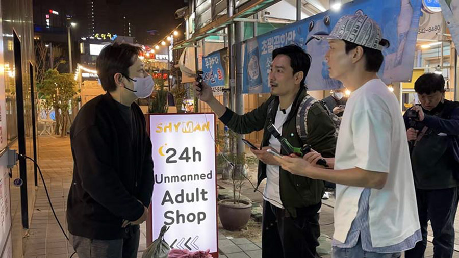 Photo Description) Interview with comedian Shin Jung-hwan at the Busan Haeundae branch."